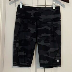 Sweaty Betty Compression 8 inch shorts, black camo size XS